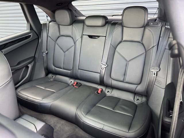 Certified 2025 Porsche Macan image 32