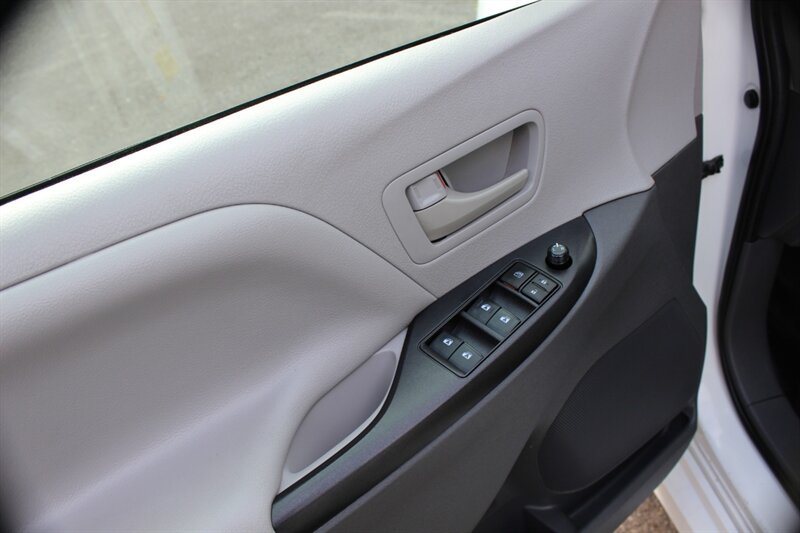 Used 2020 Toyota Sienna L FWD image 11