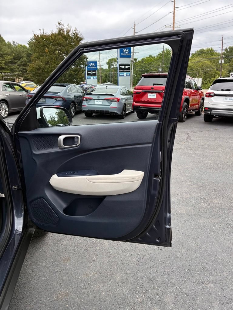 Used 2021 Hyundai Venue FWD image 45