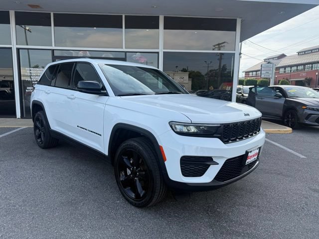 Used 2023 Jeep Grand Cherokee Altitude AWD/4WD image 2