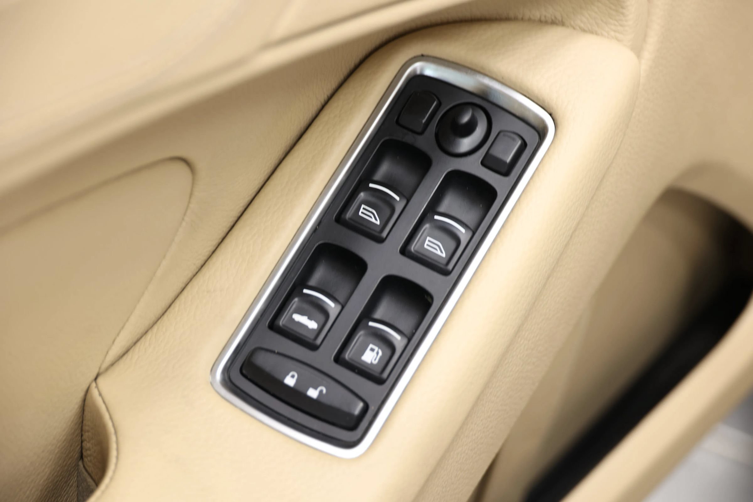 Used 2016 Aston Martin Vanquish Volante RWD image 13