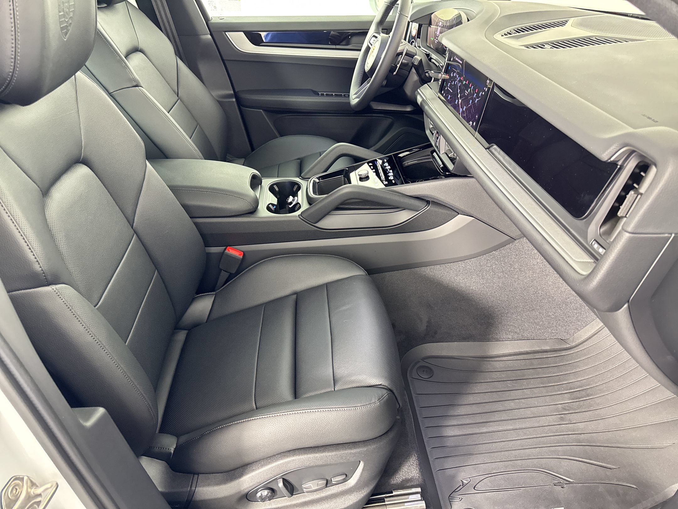Certified 2026 Porsche Cayenne AWD/4WD image 30