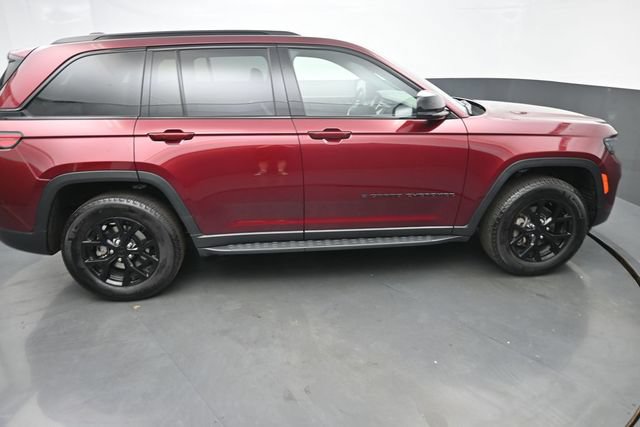 Used 2025 Jeep Grand Cherokee Altitude AWD/4WD image 8