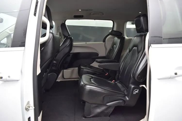 Used 2023 Chrysler Pacifica Touring-L FWD image 15