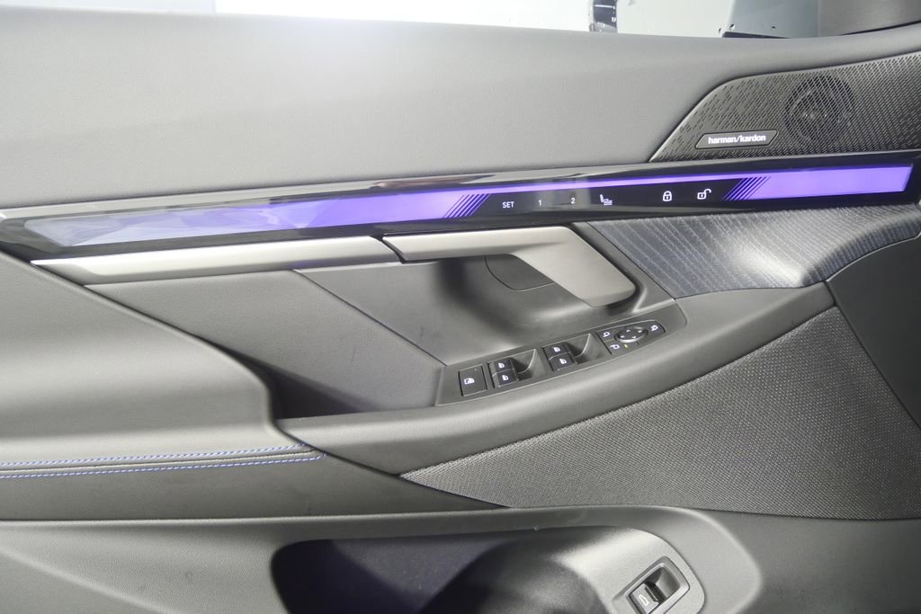 Used 2025 BMW i5 eDrive40i w/ M Sport Package image 8