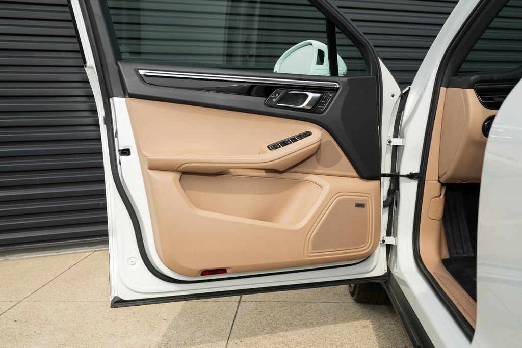 Certified 2024 Porsche Macan AWD/4WD image 18