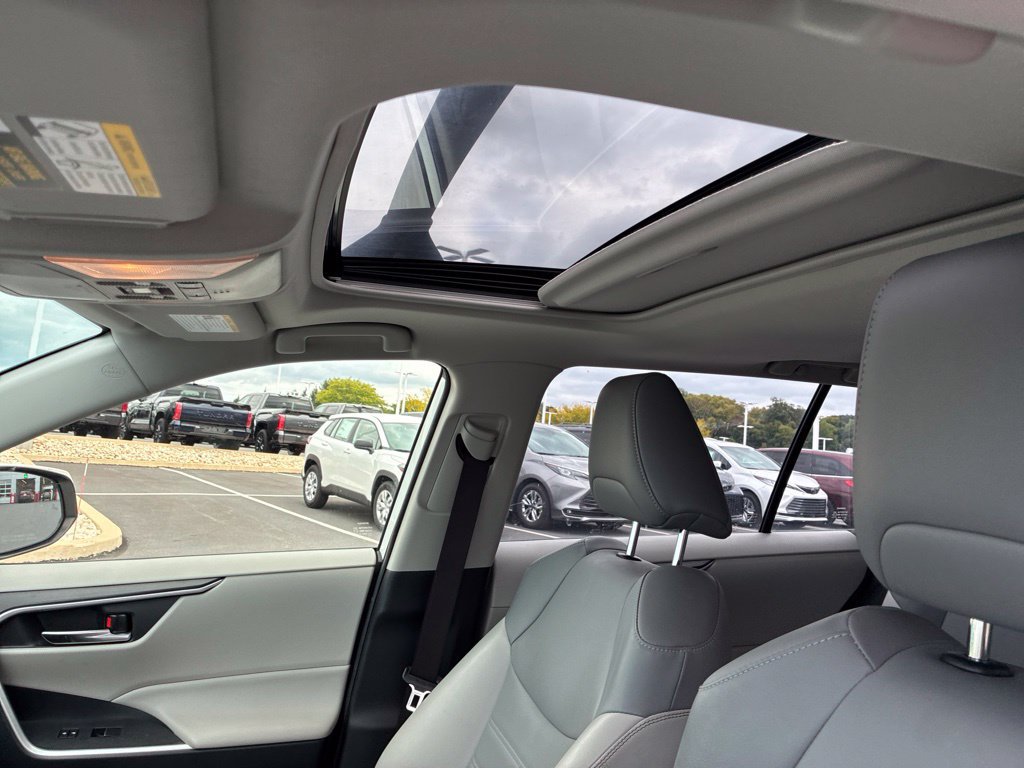 Used 2019 Toyota RAV4 XLE Premium w/ Cold Weather Package AWD/4WD image 28