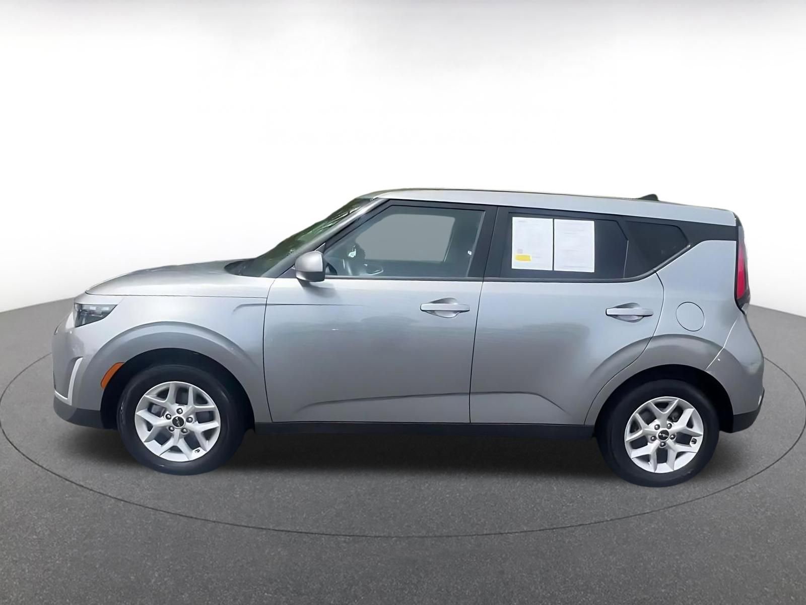 Used 2025 Kia Soul LX w/ LX Technology Package FWD image 9