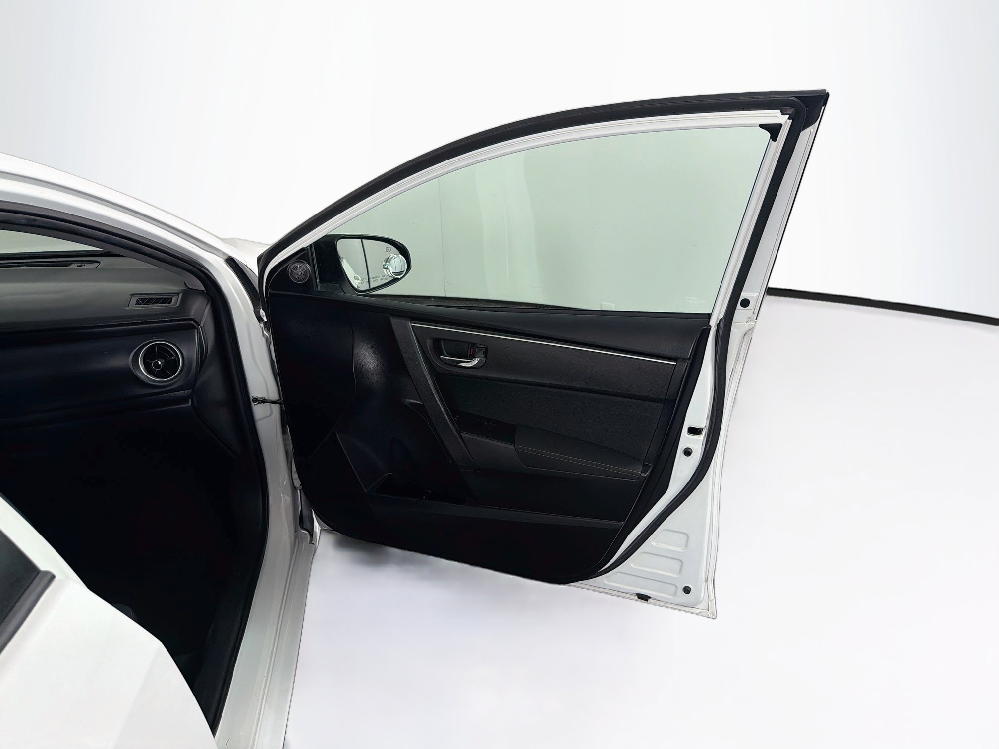Used 2018 Toyota Corolla LE FWD image 30