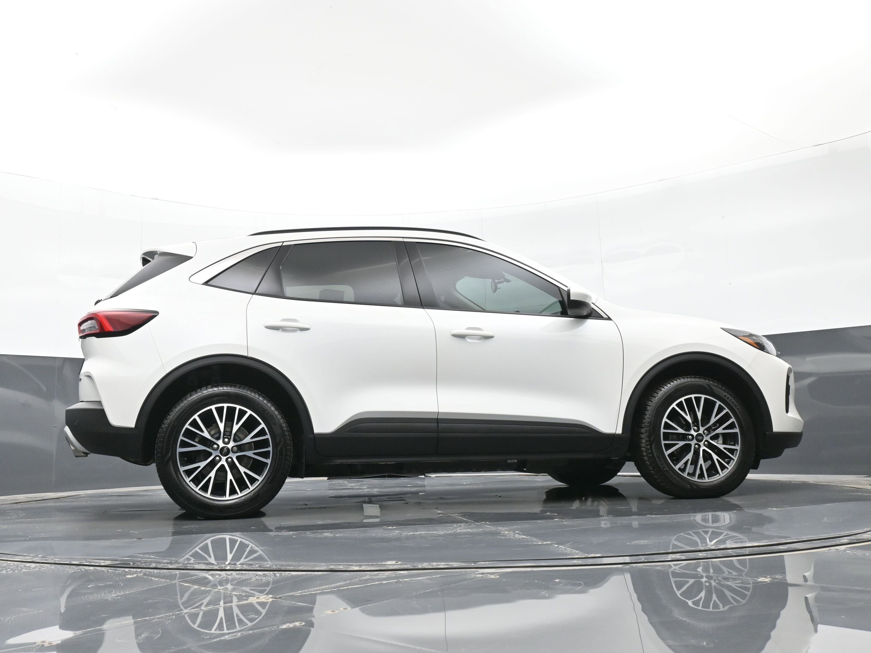 Used 2023 Ford Escape SE image 44