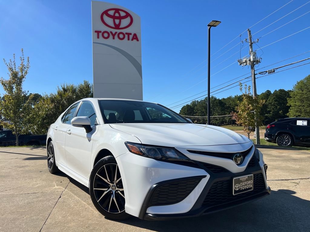 Used 2022 Toyota Camry SE image 1