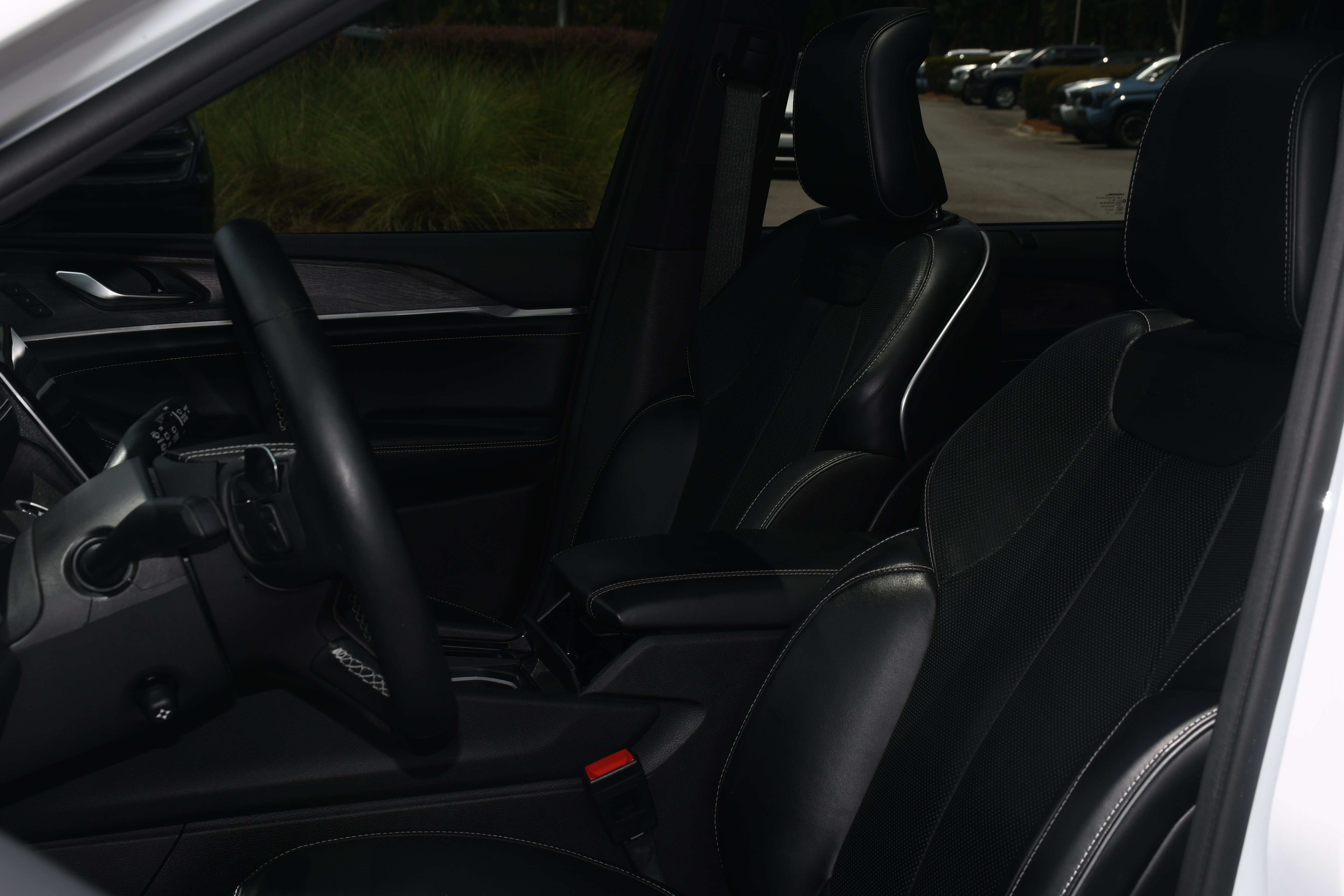 Used 2022 Jeep Grand Cherokee Overland w/ Luxury Tech Group IV RWD image 13