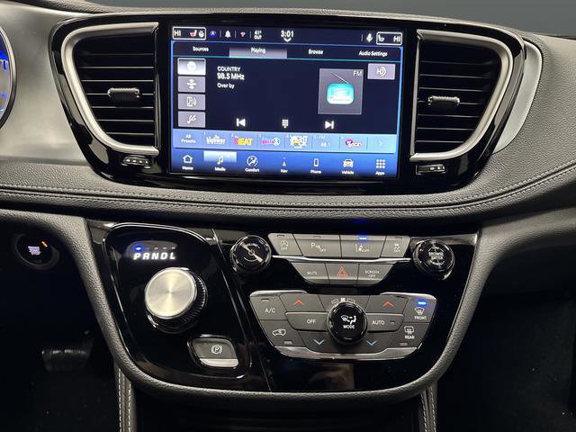 New 2026 Chrysler Pacifica Limited w/ Trailer Tow Group image 9