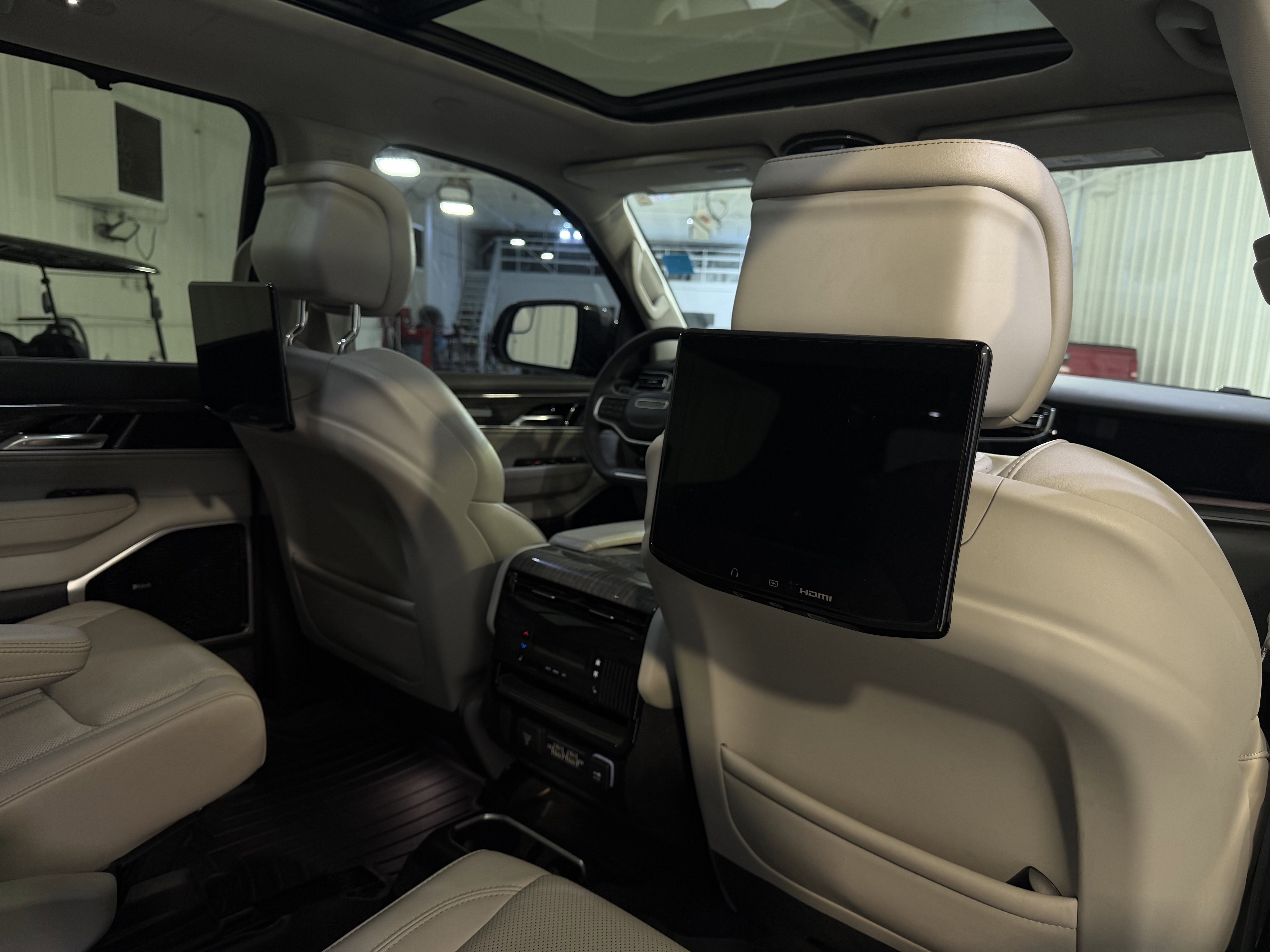 Used 2022 Jeep Wagoneer Series III w/ Premium Group I AWD/4WD image 13
