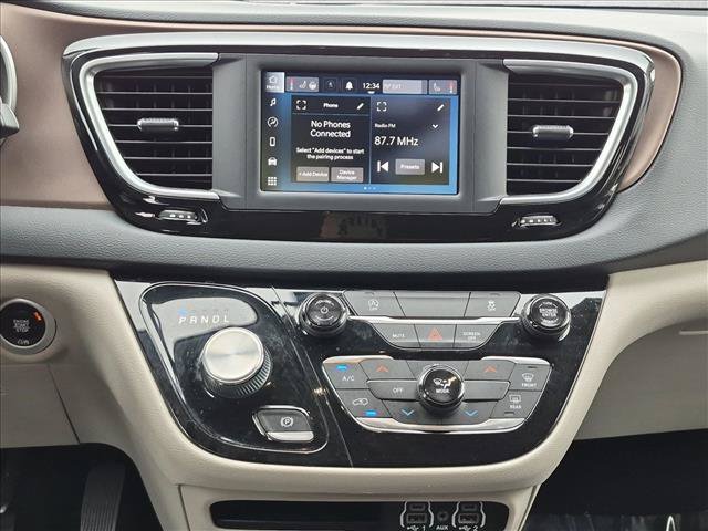 Used 2022 Chrysler Voyager LX FWD image 14