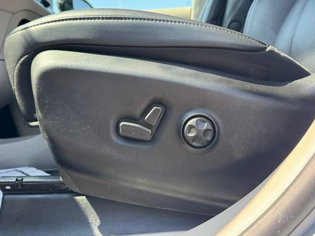 Used 2024 Chrysler Pacifica Touring-L FWD image 10
