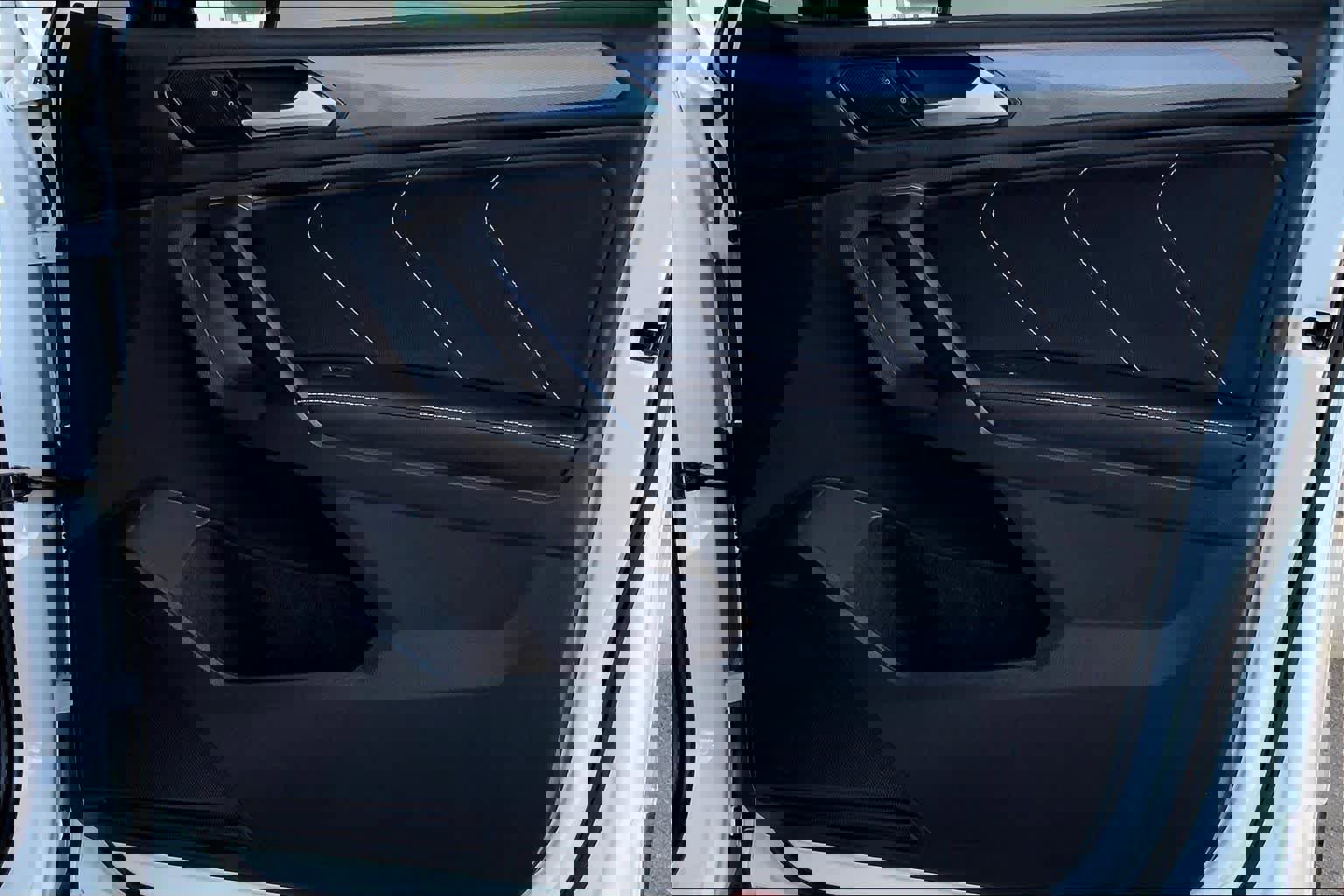 Used 2022 Volkswagen Tiguan SE w/ Panoramic Sunroof Package image 23