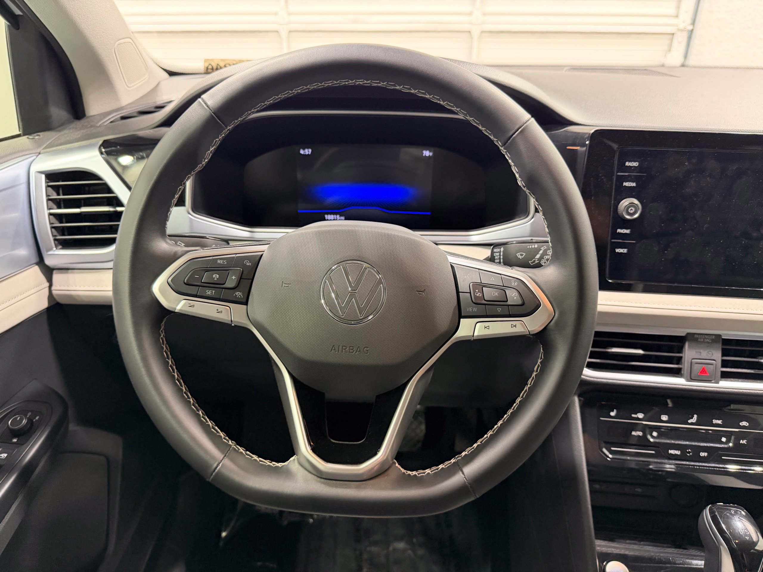 Certified 2025 Volkswagen Taos SE FWD image 34
