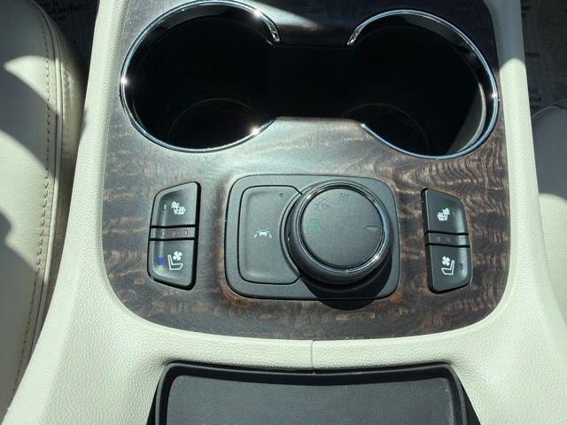 Used 2020 GMC Acadia Denali w/ Technology Package FWD image 28