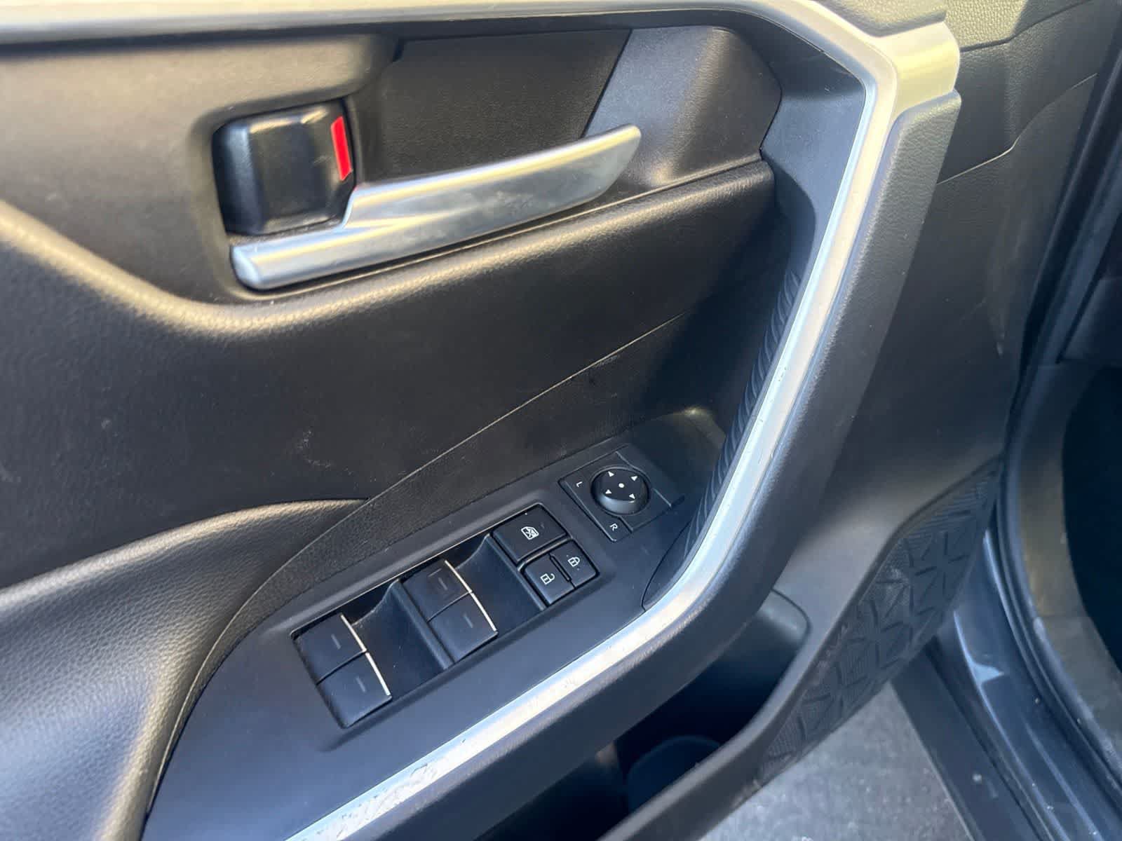 Used 2025 Toyota RAV4 XLE FWD image 19