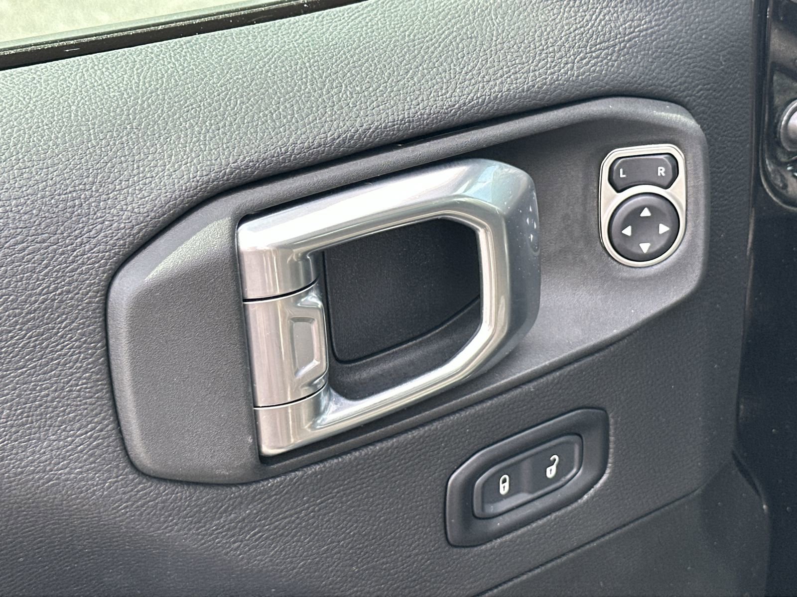 Used 2022 Jeep Wrangler Unlimited Sahara AWD/4WD image 15