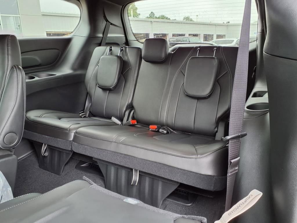 New 2026 Chrysler Pacifica Select image 6