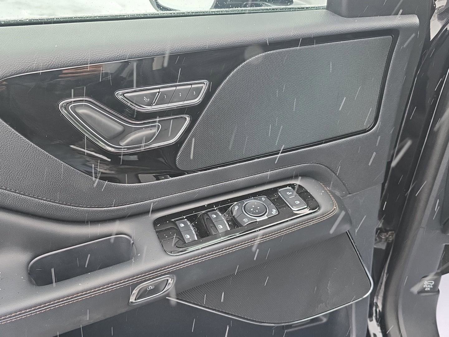 Used 2025 Lincoln Aviator AWD image 13