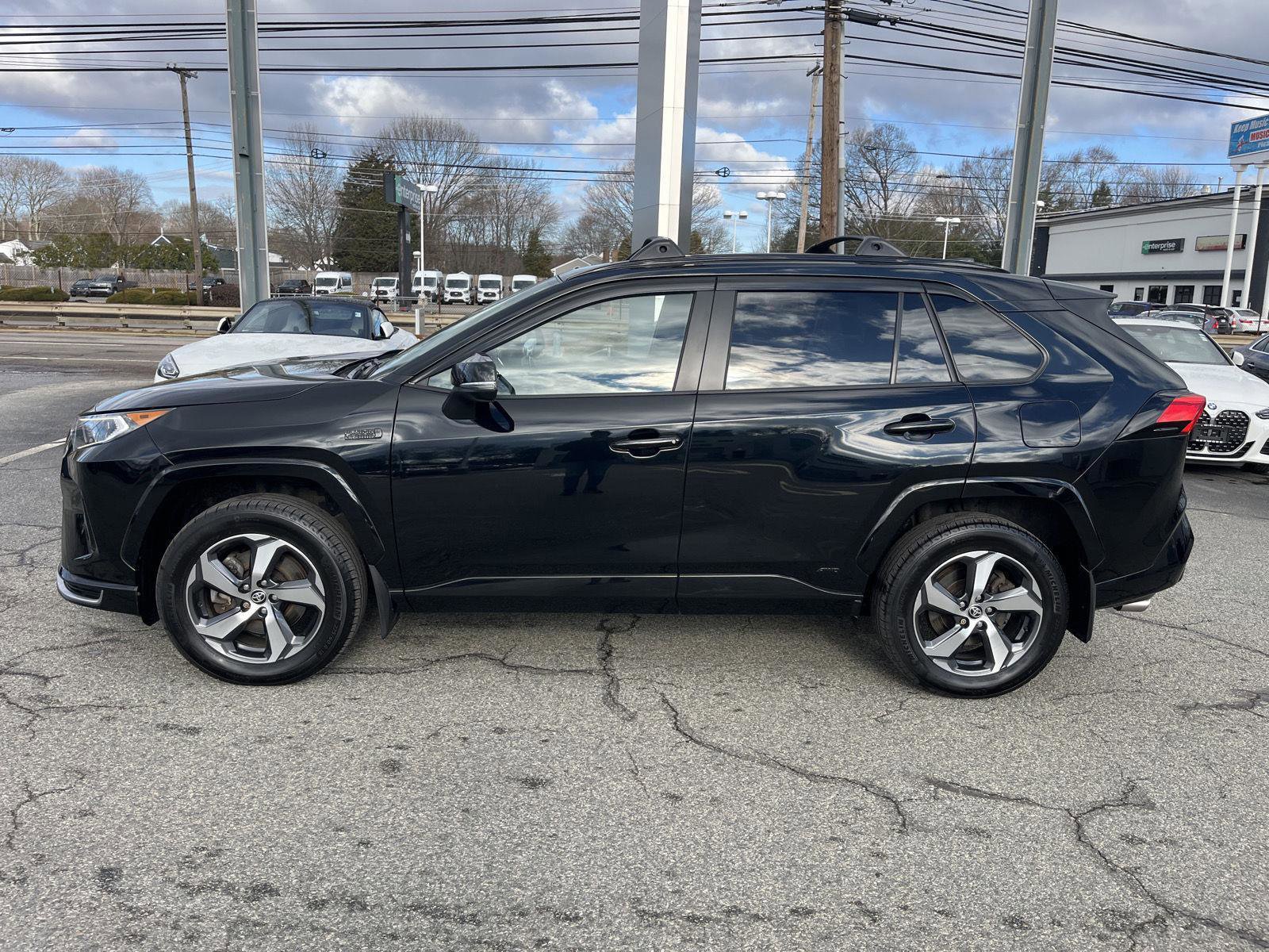 Used 2021 Toyota RAV4 SE w/ Weather & Moonroof Package image 7