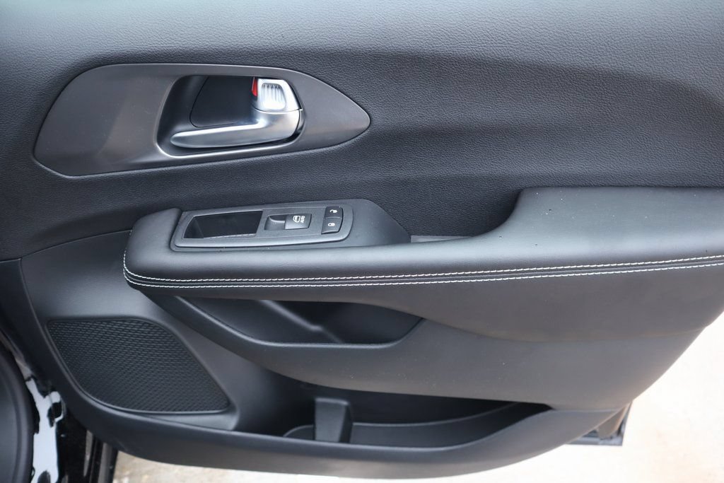 New 2026 Chrysler Pacifica Select AWD/4WD image 17