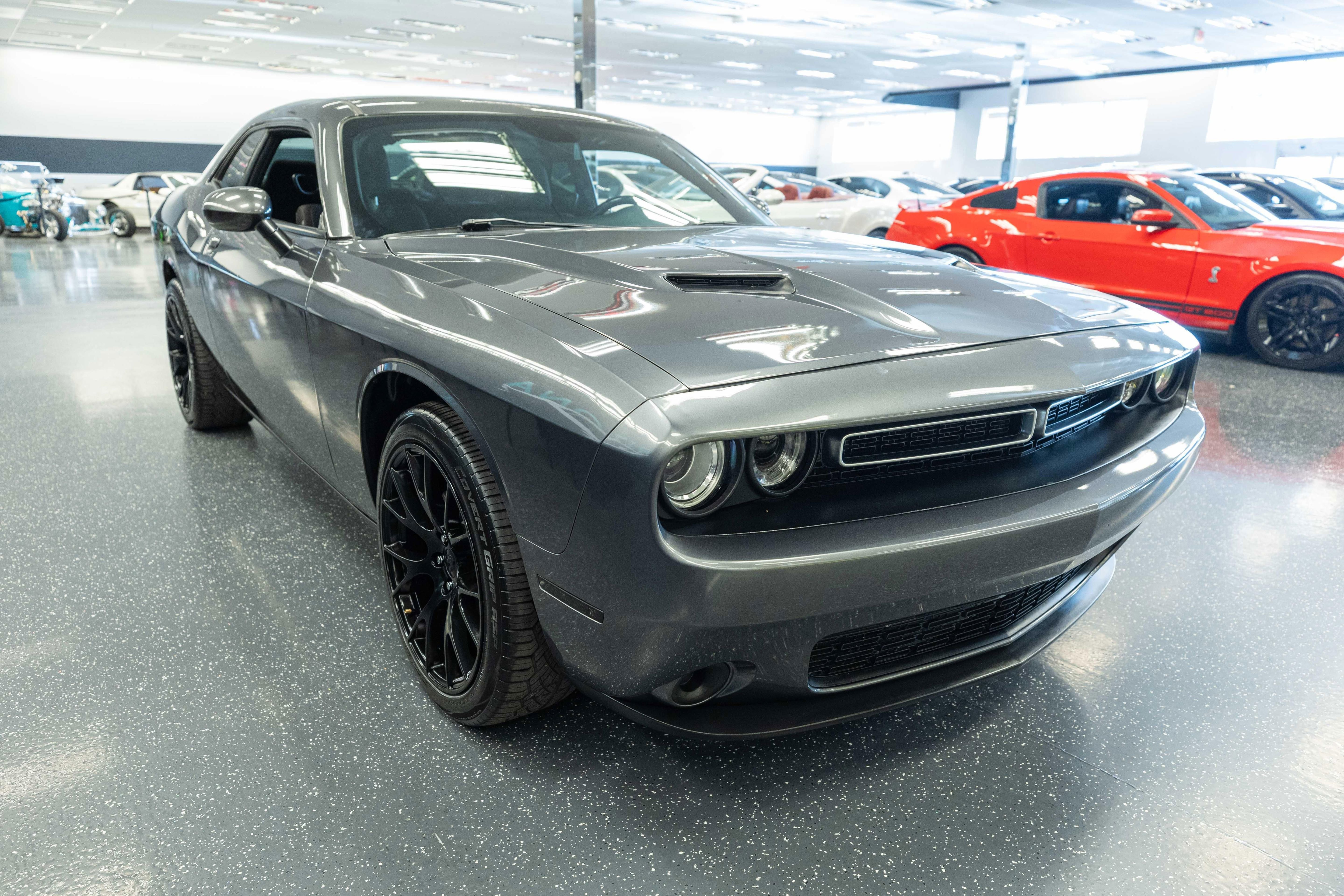 Used 2019 Dodge Challenger SXT RWD image 3