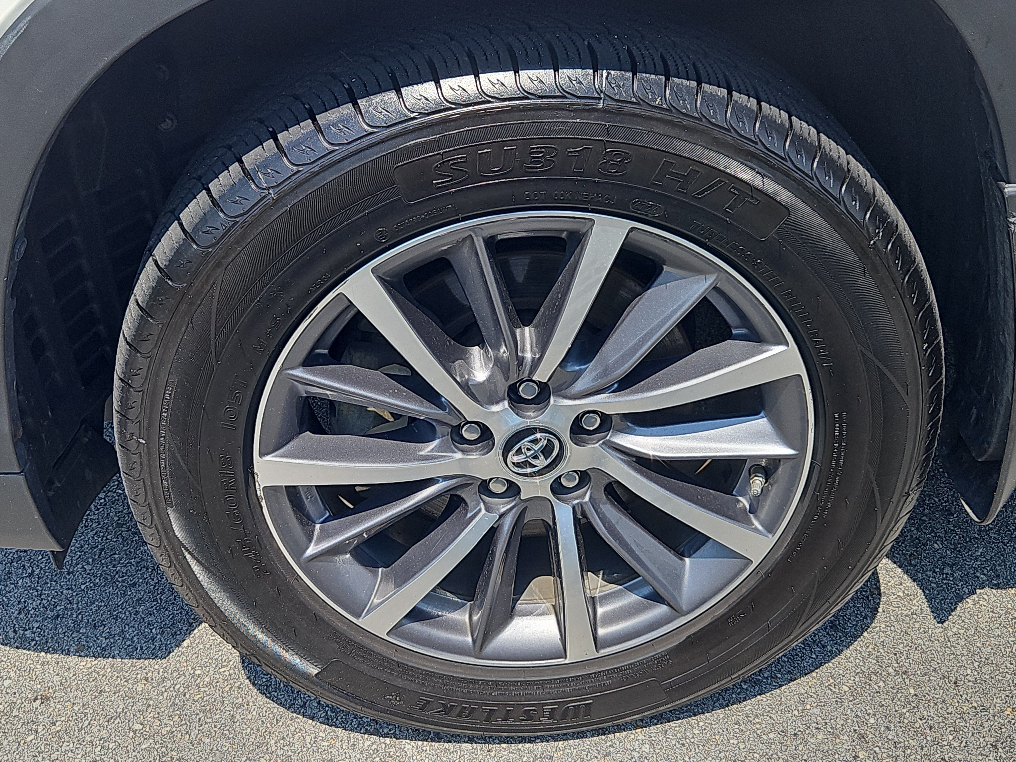 Used 2019 Toyota Highlander XLE AWD/4WD image 4