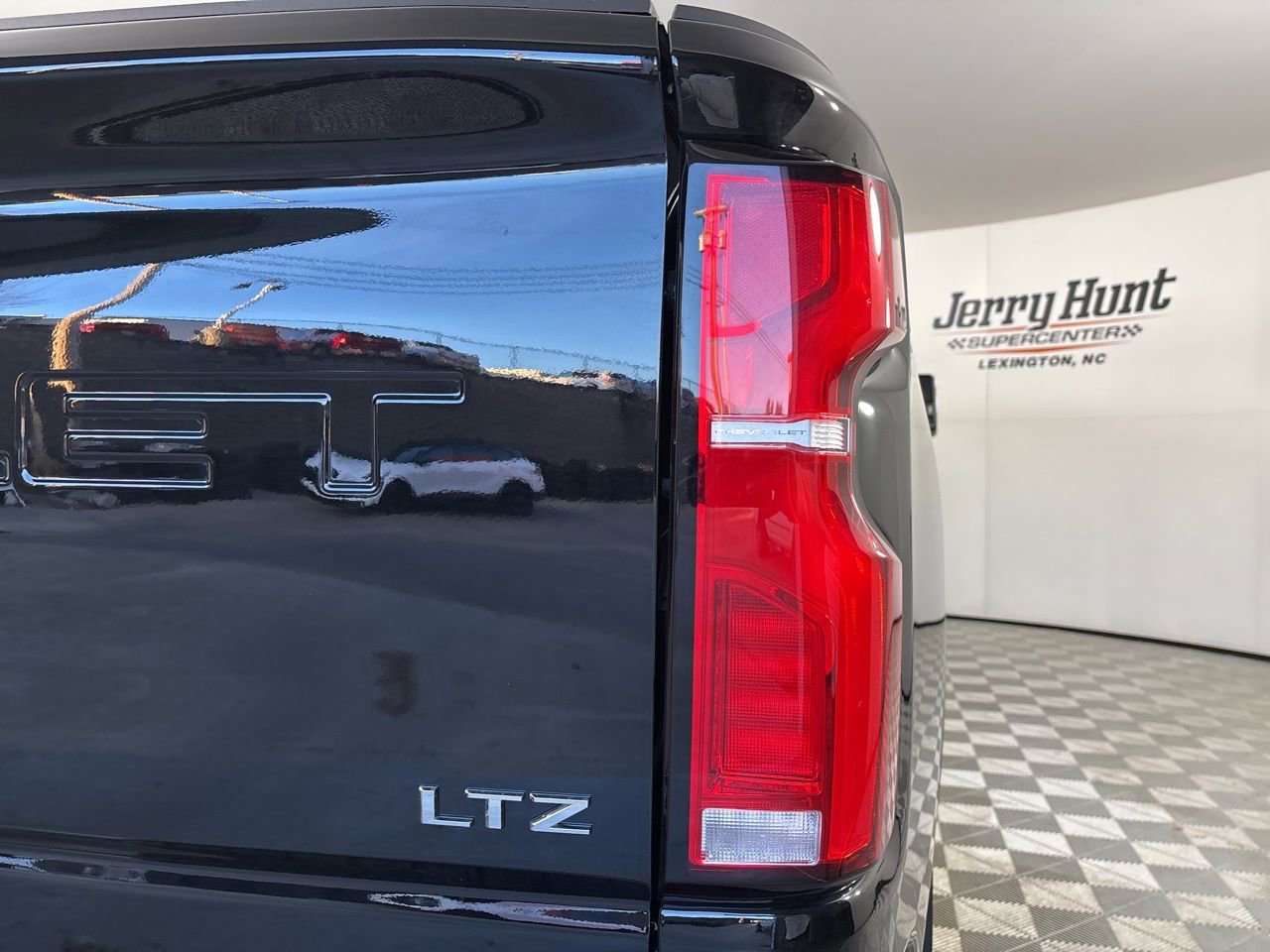 Used 2025 Chevrolet Silverado 3500 LTZ w/ LTZ Premium Package image 33