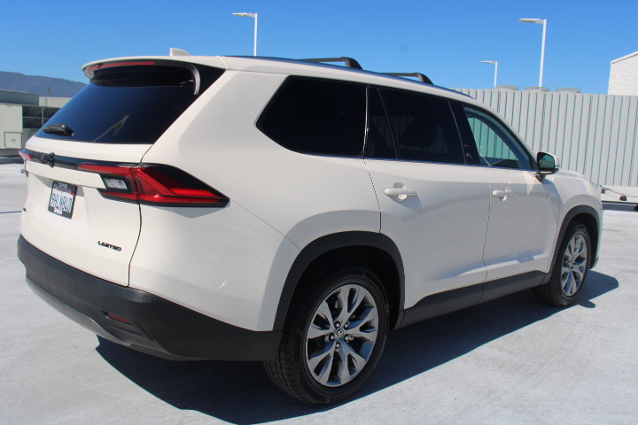 Certified 2024 Toyota Grand Highlander AWD image 3