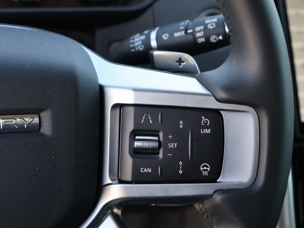 Used 2025 Land Rover Discovery S image 33