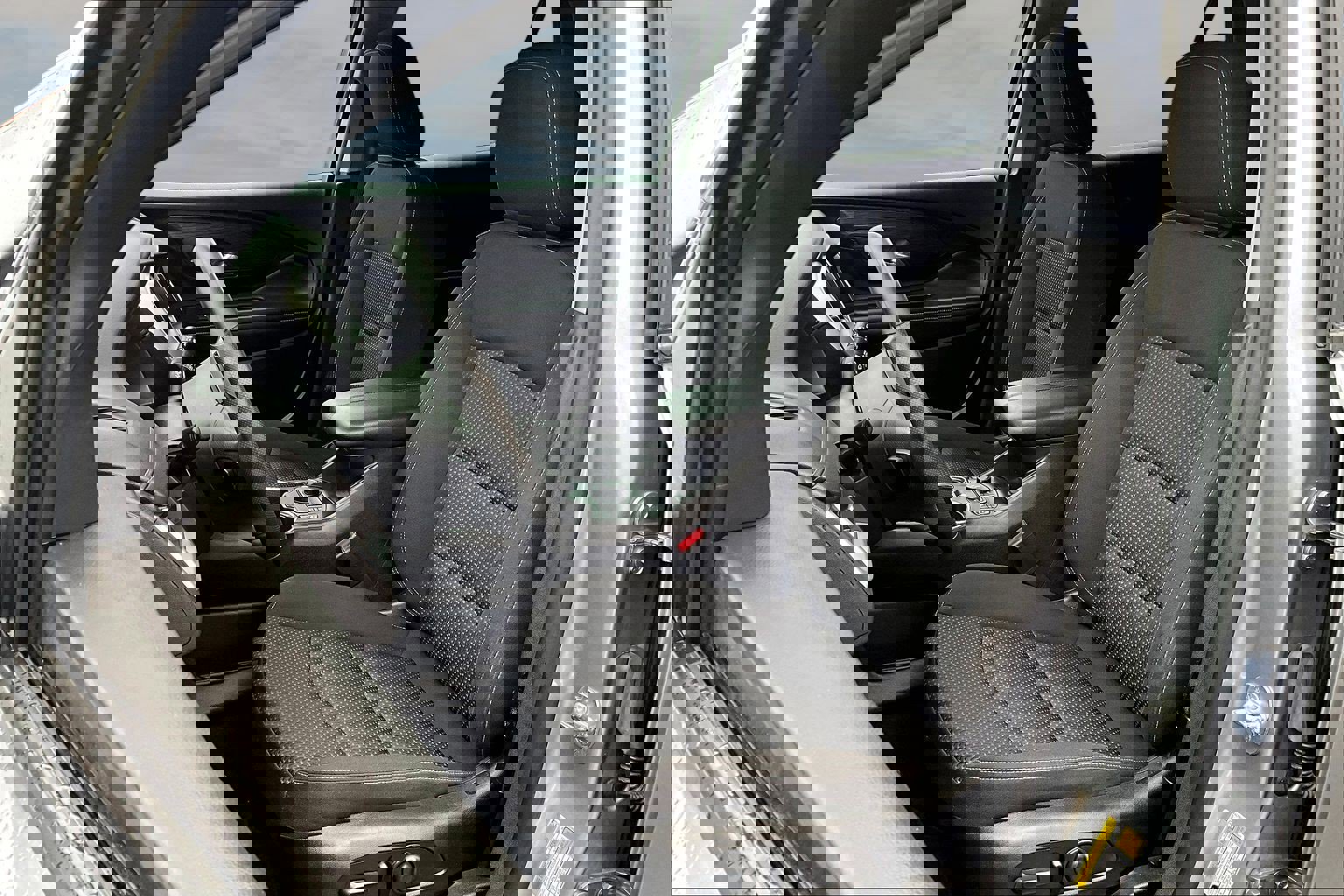 Used 2024 GMC Terrain SLE w/ Driver Convenience Package image 13