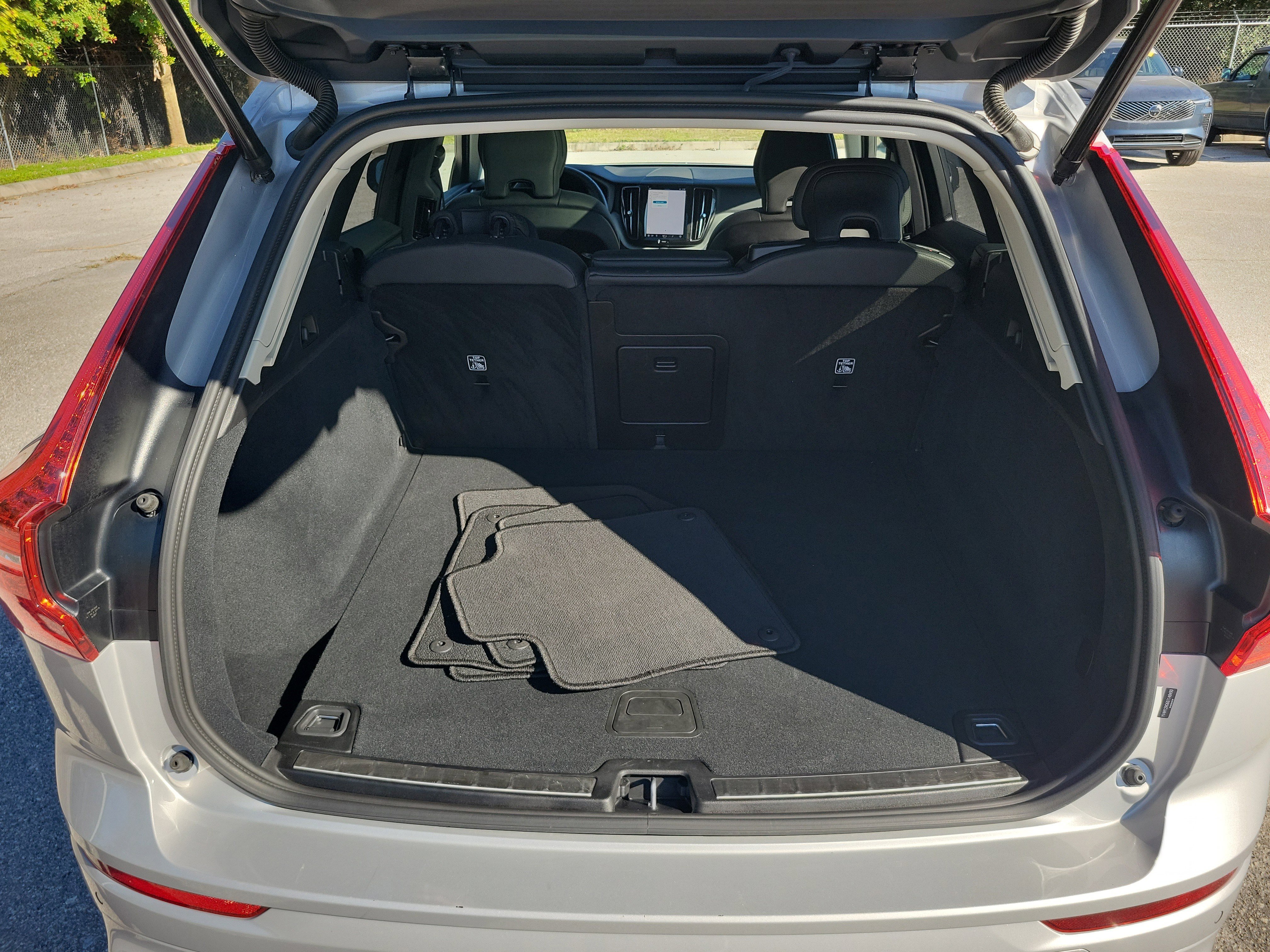 Used 2025 Volvo XC60 B5 Plus image 32