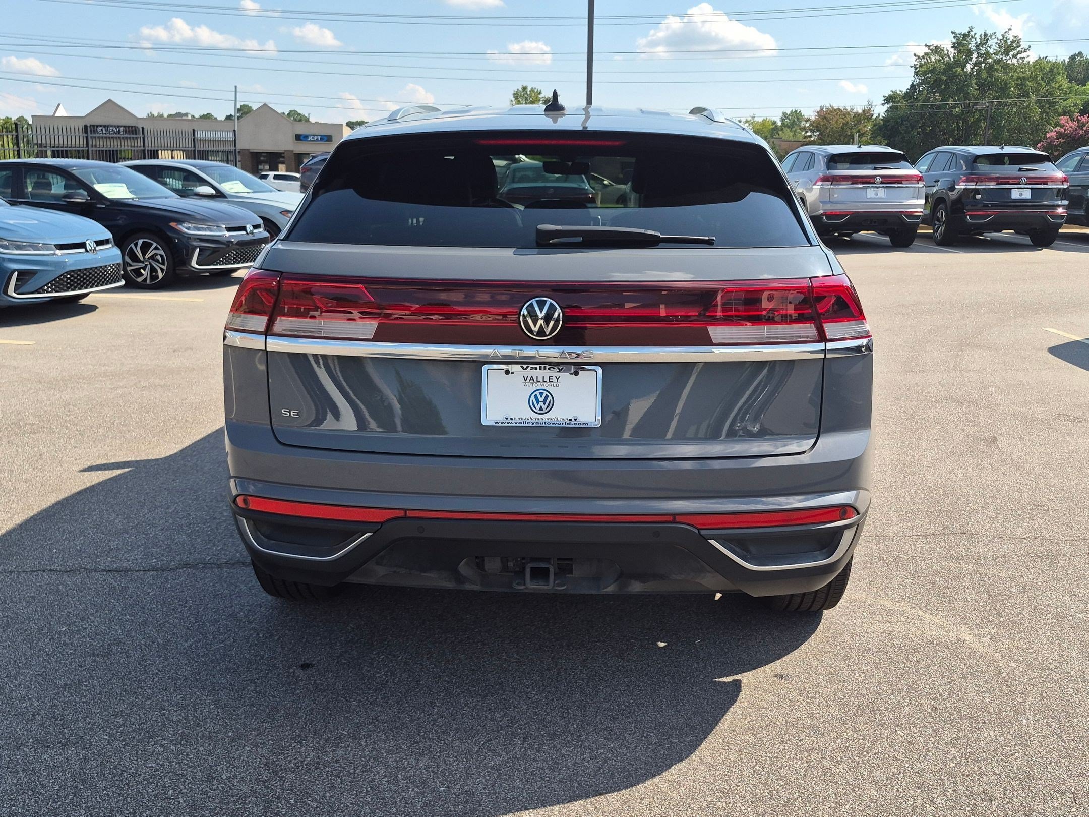 Used 2024 Volkswagen Atlas Cross Sport SE FWD image 4