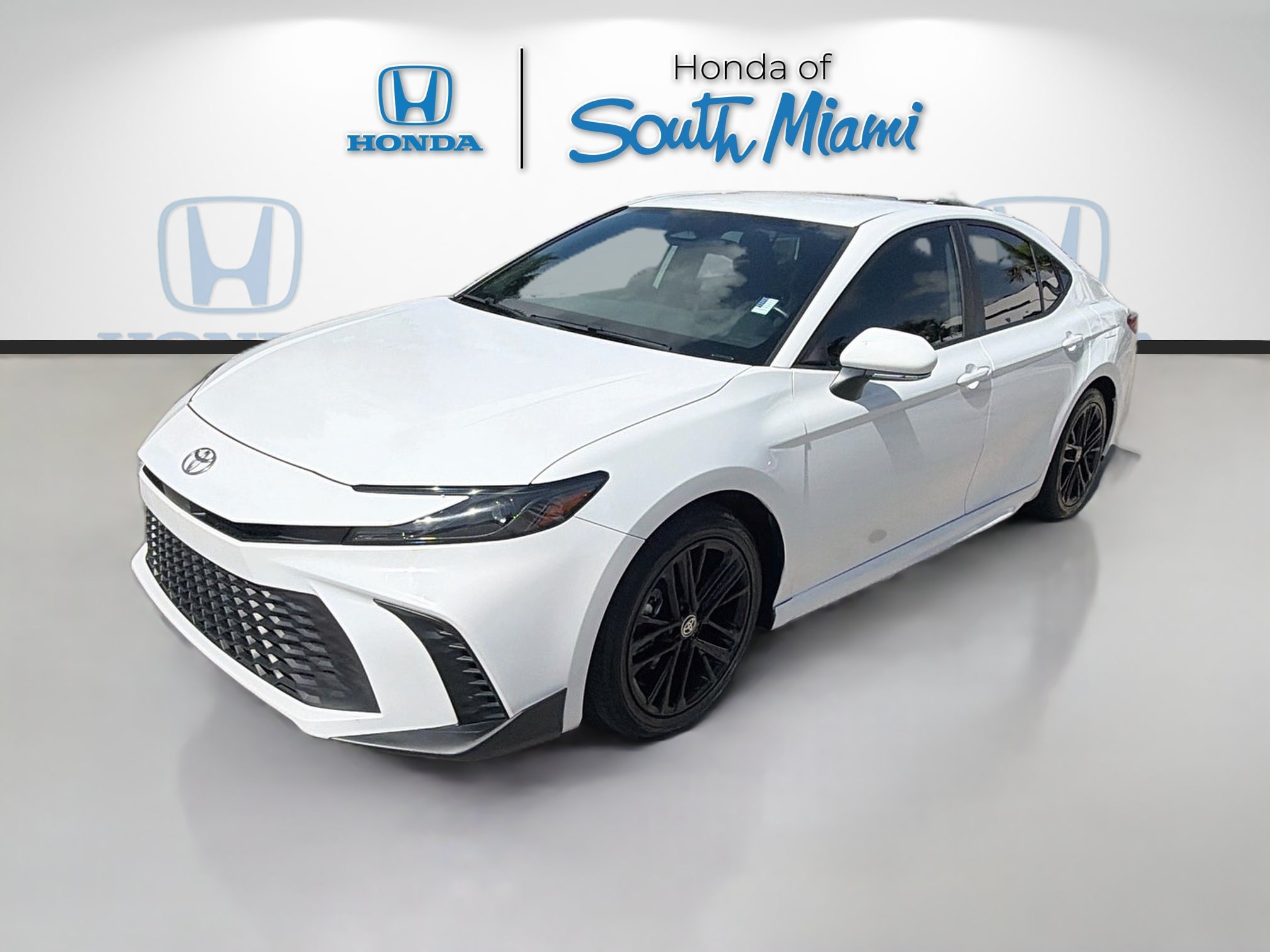Used 2025 Toyota Camry SE FWD image 3