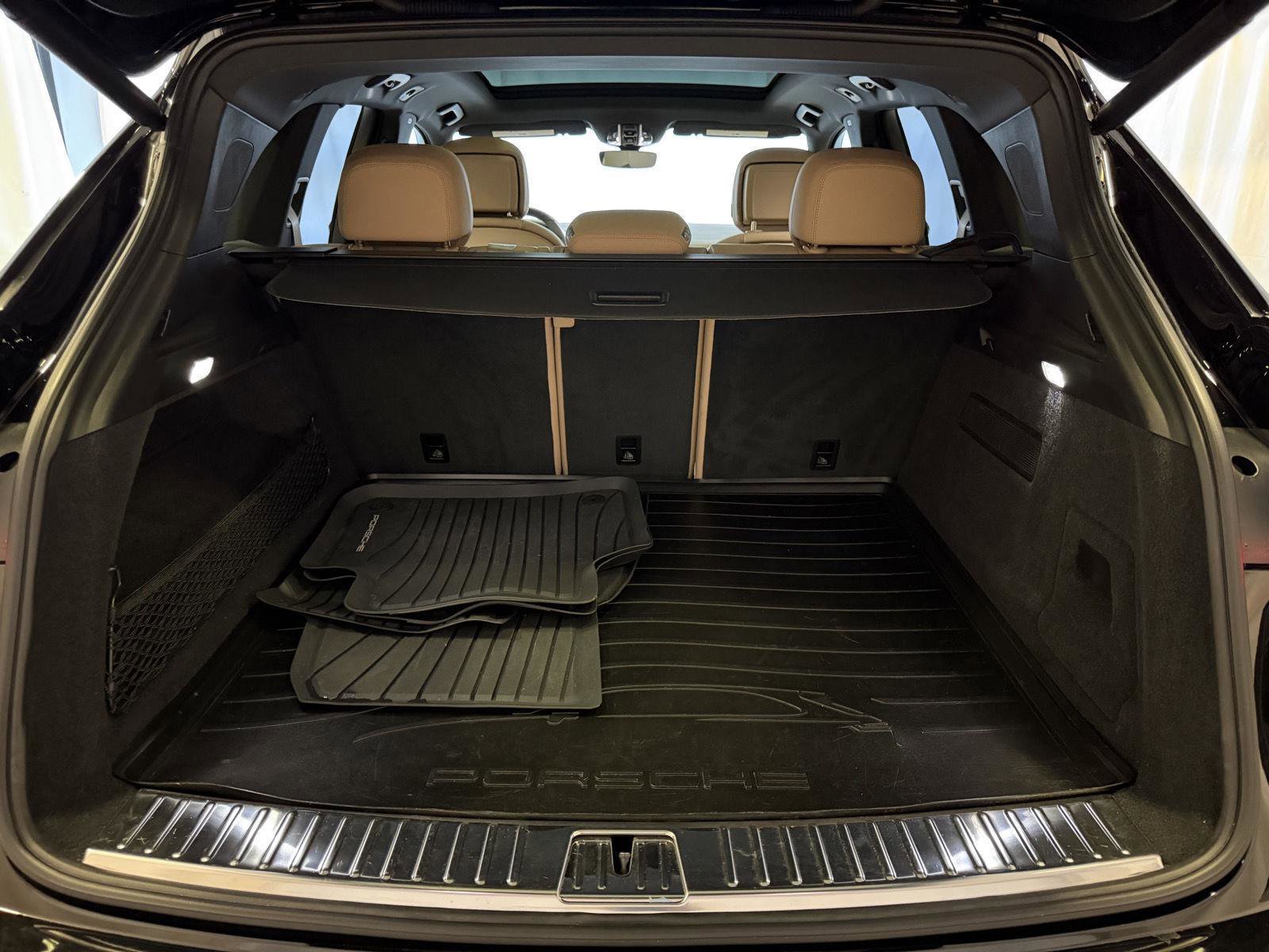 Certified 2022 Porsche Cayenne Platinum Edition image 26