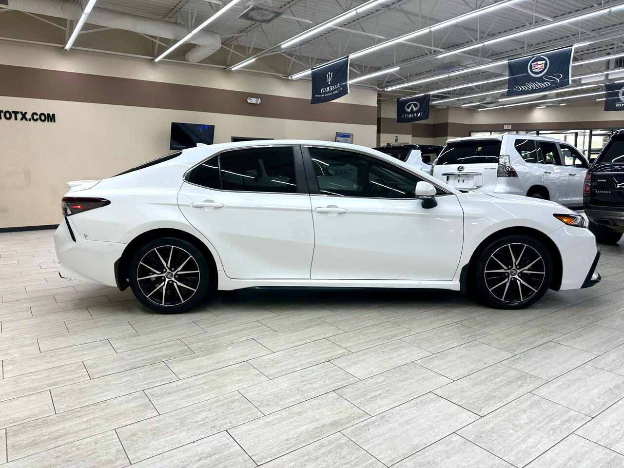 Used 2023 Toyota Camry SE image 6