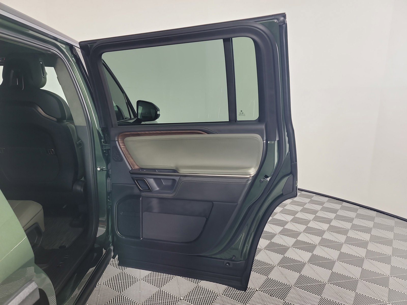 Used 2024 Rivian R1S Adventure image 19
