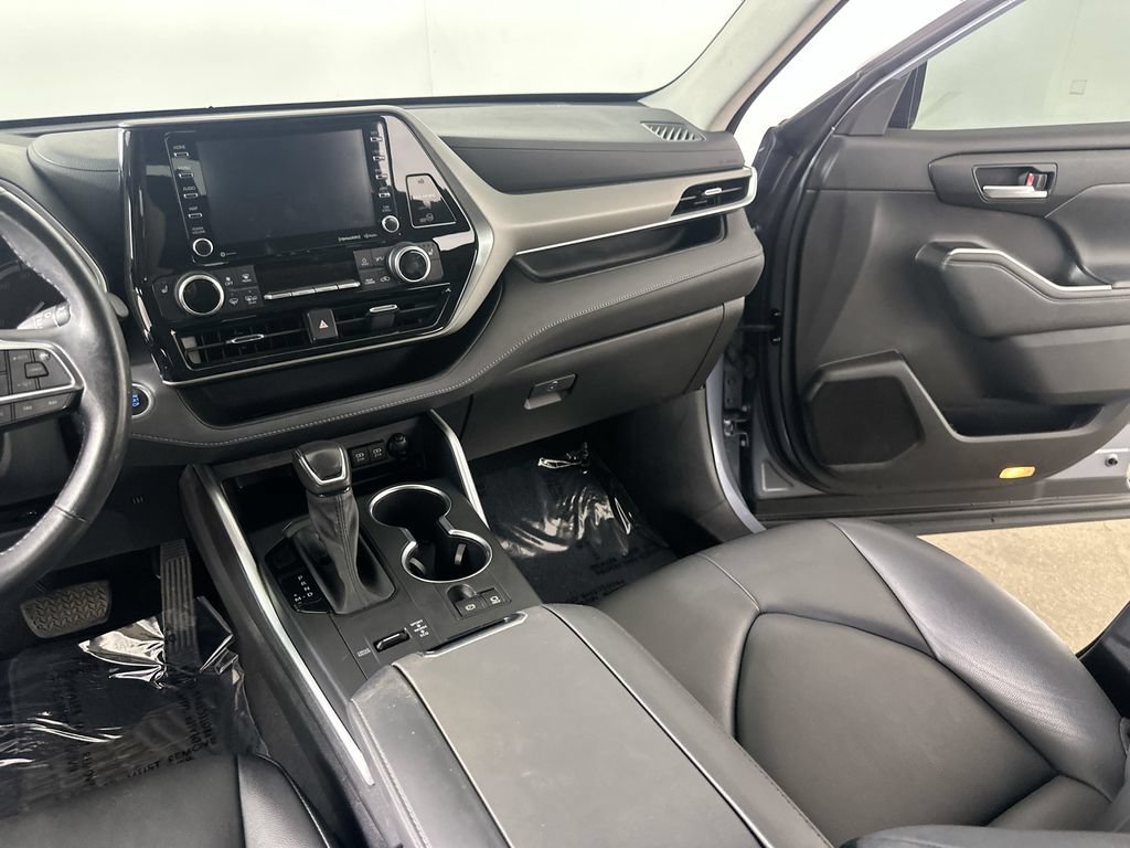 Used 2021 Toyota Highlander XLE FWD image 22