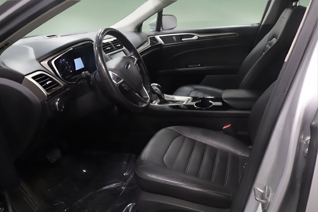 Used 2016 Ford Fusion SE w/ Equipment Group 202A FWD image 9