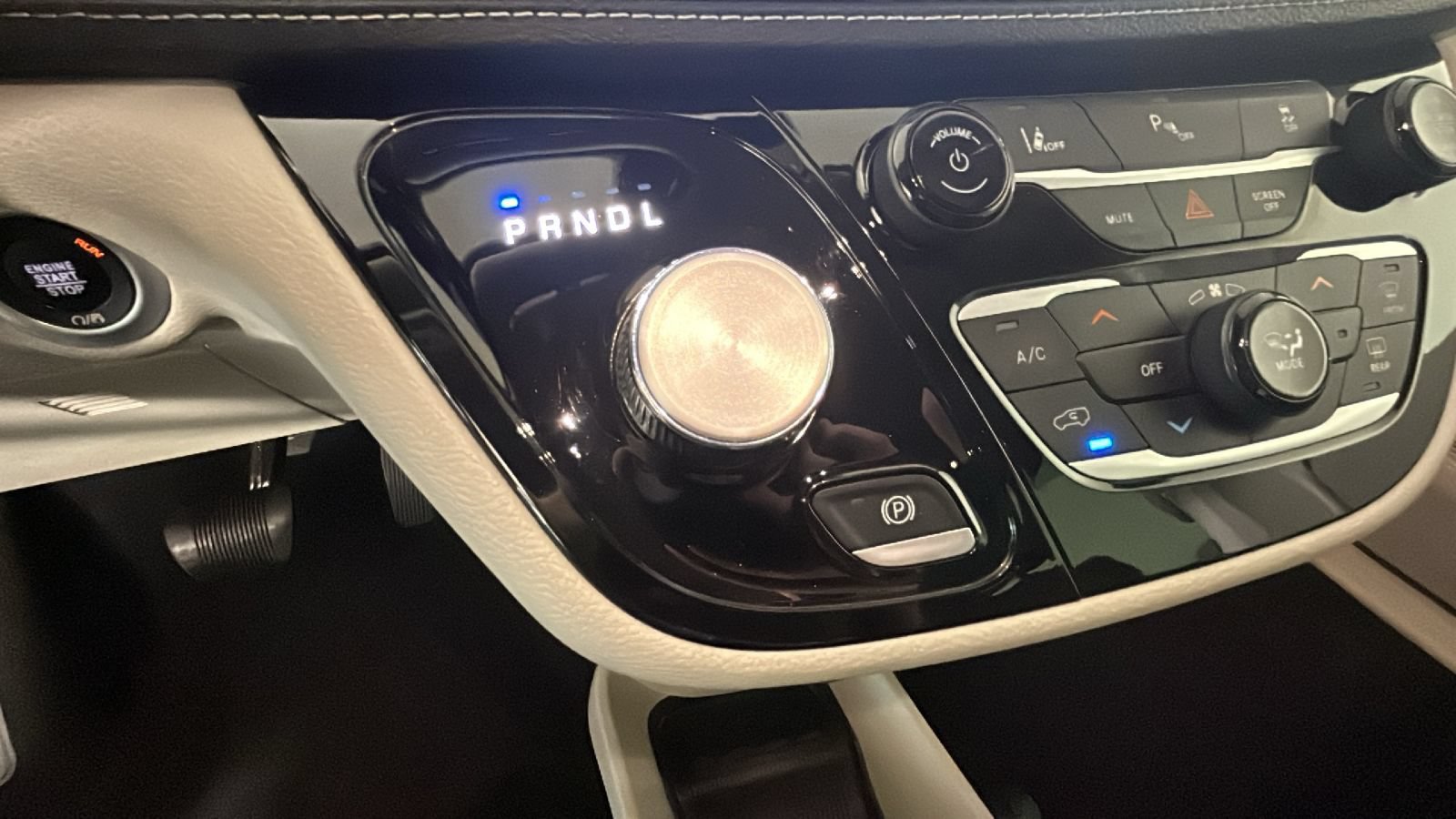 Used 2023 Chrysler Pacifica Touring-L FWD image 22