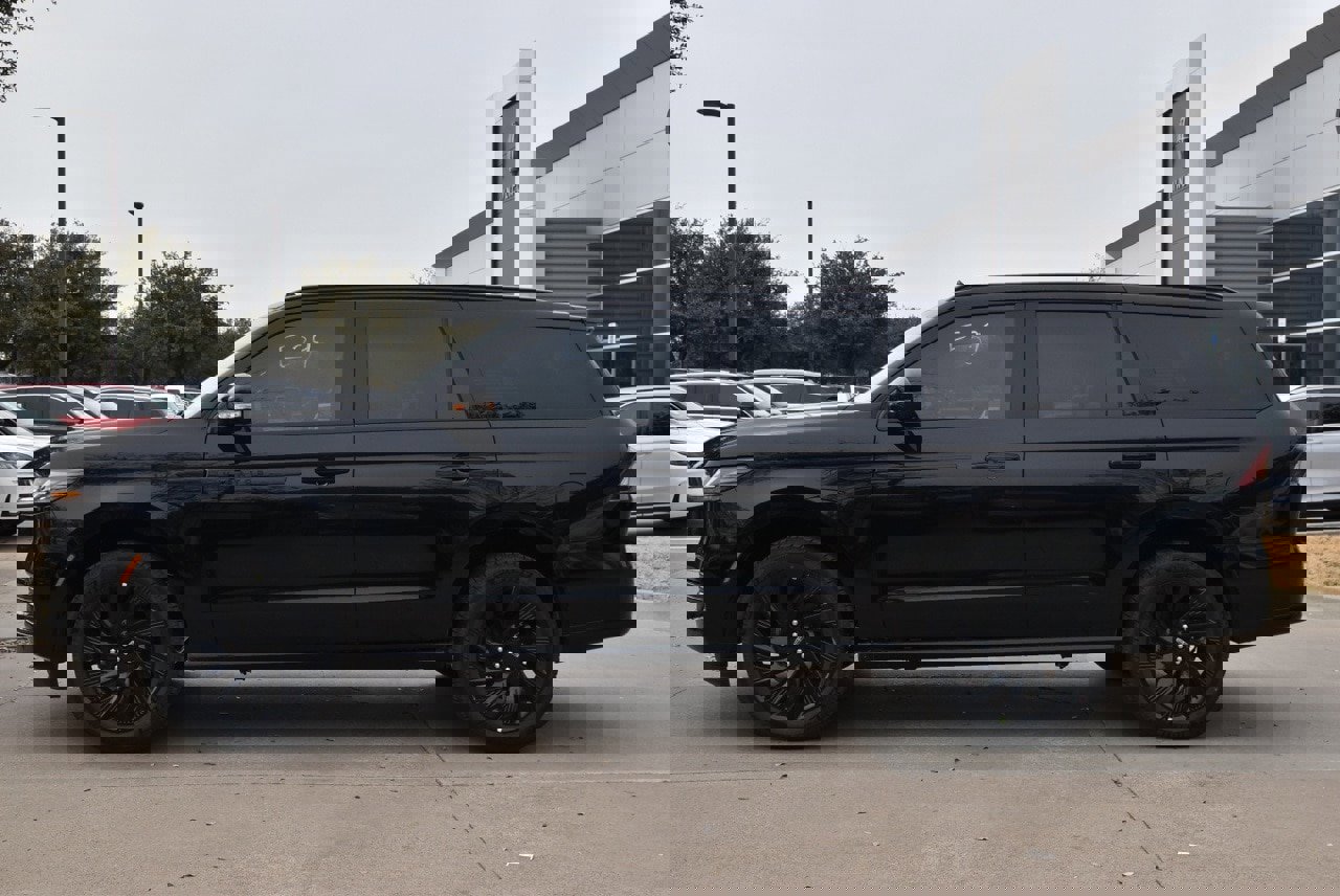 New 2025 Lincoln Navigator Reserve w/ Jet Appearance Package image 18