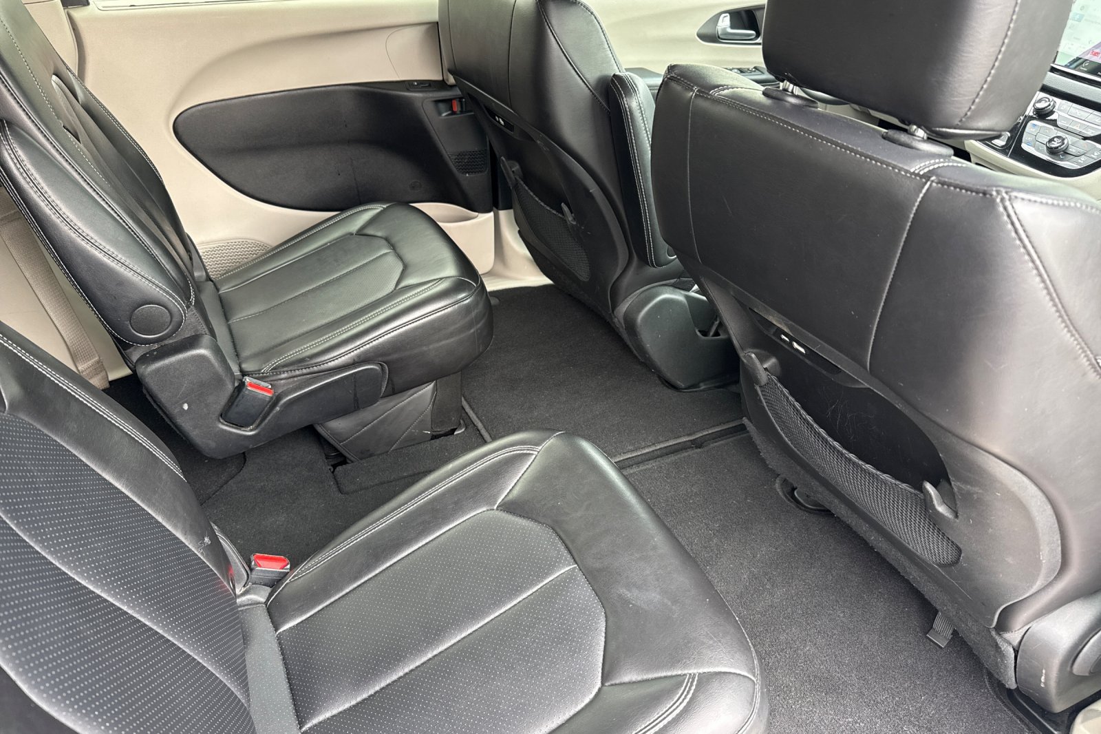 Used 2024 Chrysler Pacifica Touring-L FWD image 24