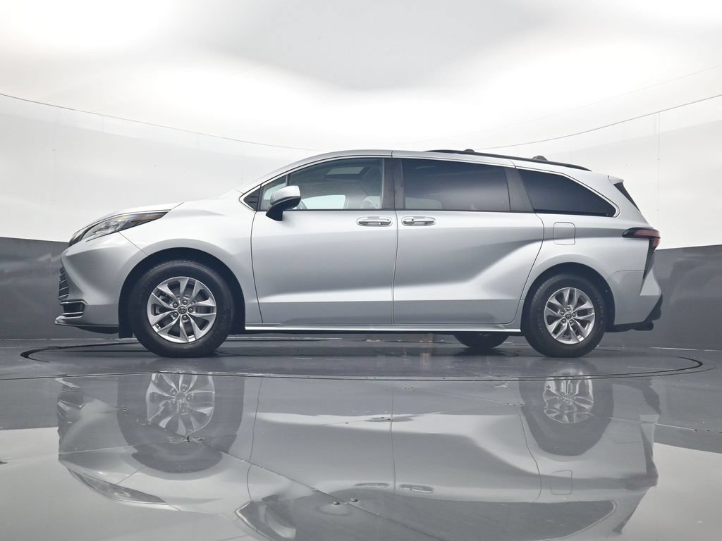 Used 2022 Toyota Sienna XLE w/ XLE Plus Package AWD/4WD image 30