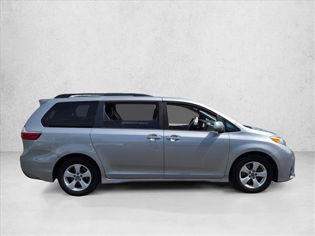 Used 2018 Toyota Sienna LE w/ Carpet Mat Package FWD image 4