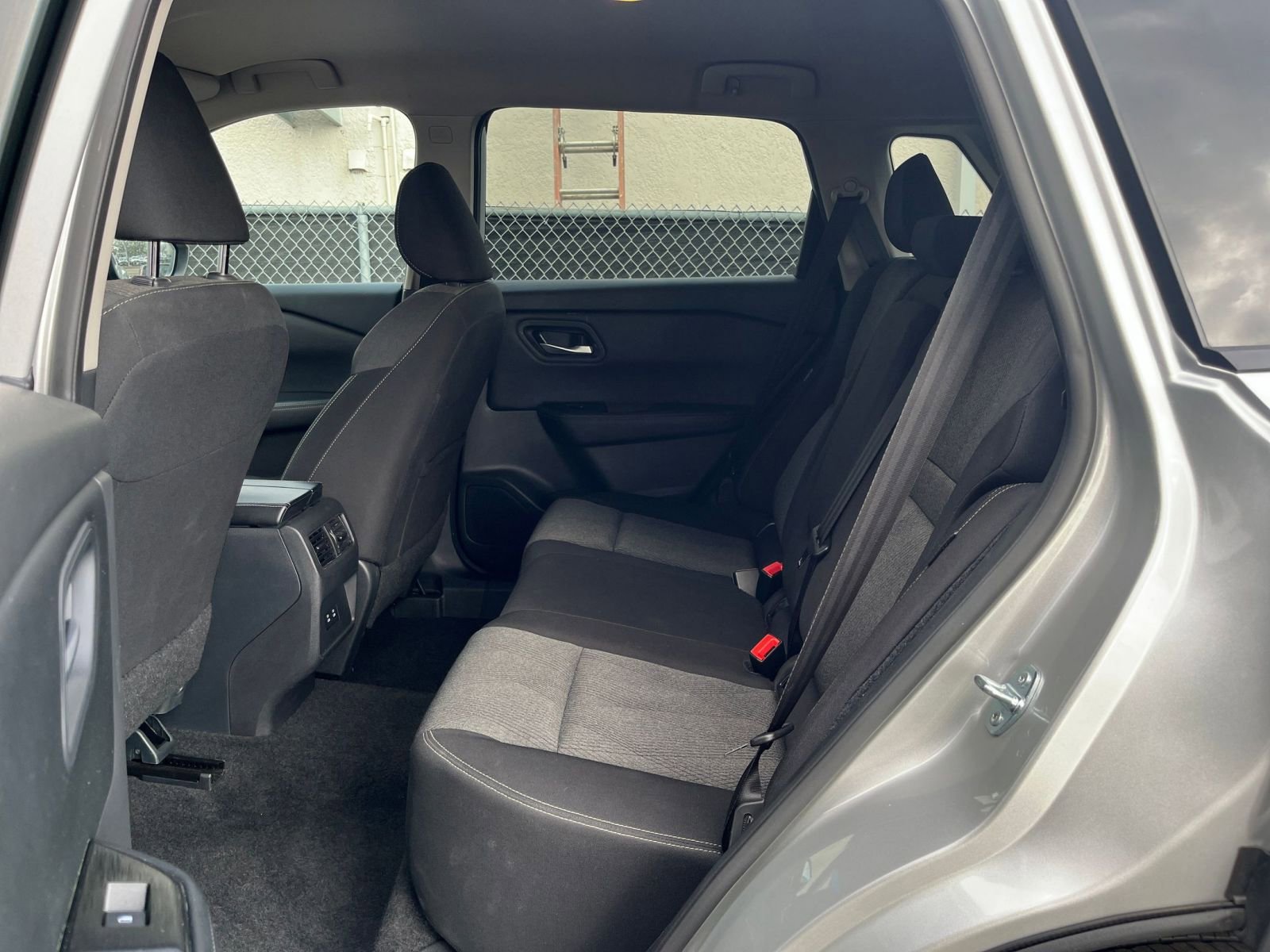 Used 2025 Nissan Rogue SV FWD image 27