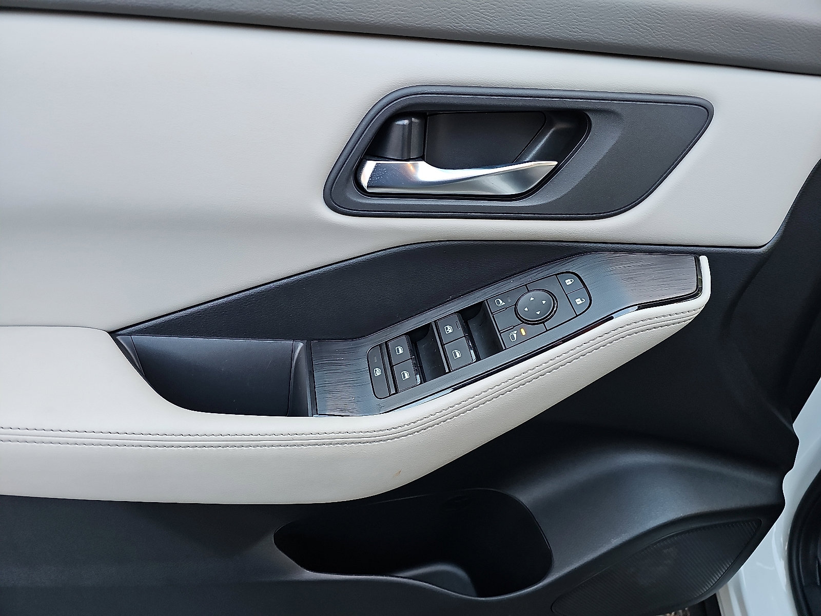 Certified 2025 Nissan Rogue SV image 13